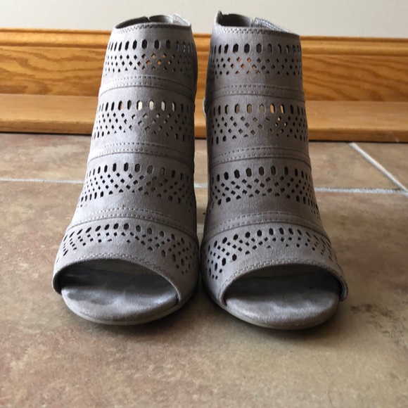 Grey Heels - Picture 3 of 5